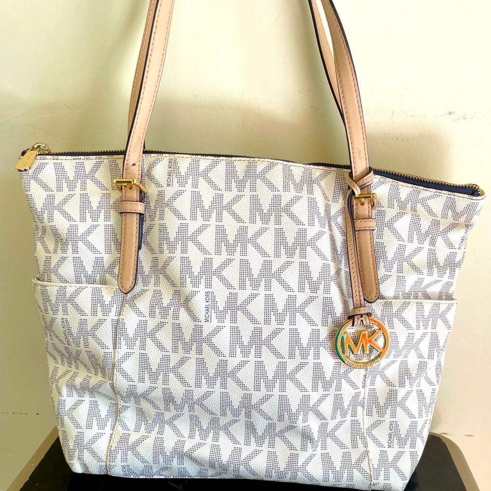 MICHAEL KORS WHITE, NAVY AND NUDE LOGO PURSE